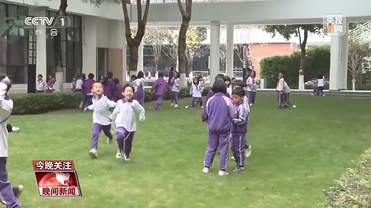 因此